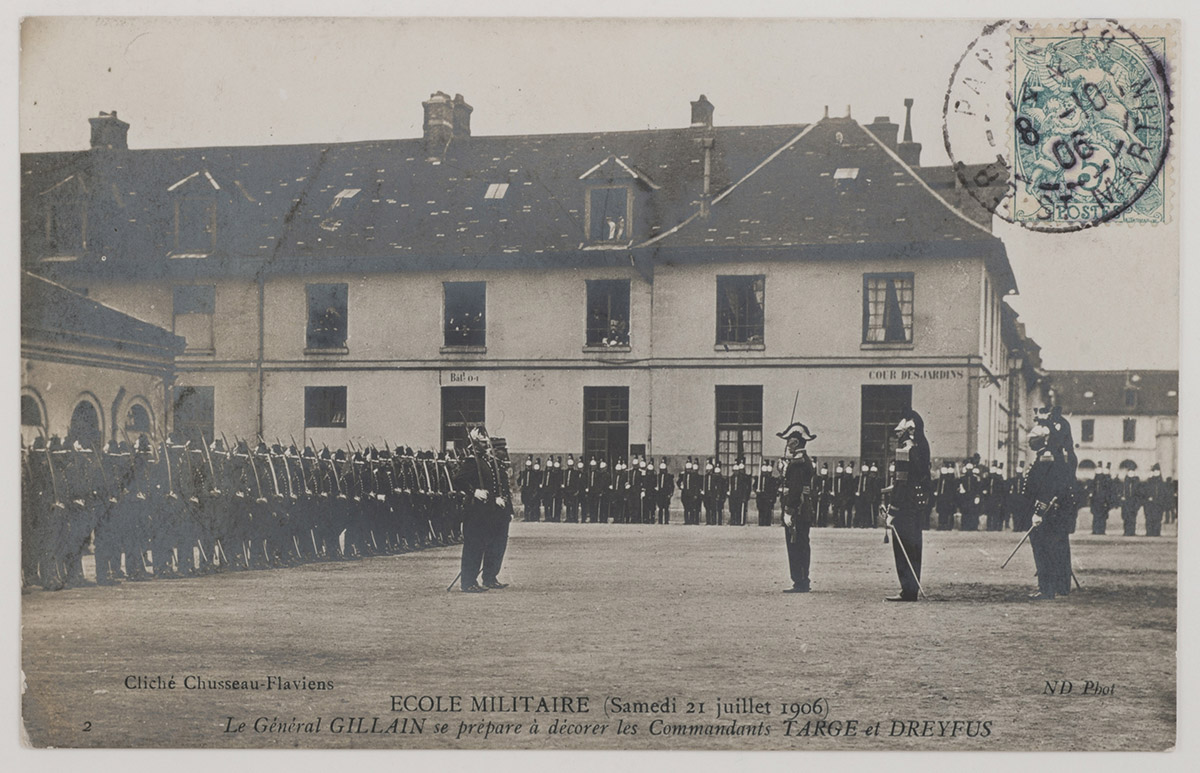 École Militaire : Le Général Ghlain se prépare à décorer les commandants Targe et Dreyfus, carte postale, 21 juillet 1906