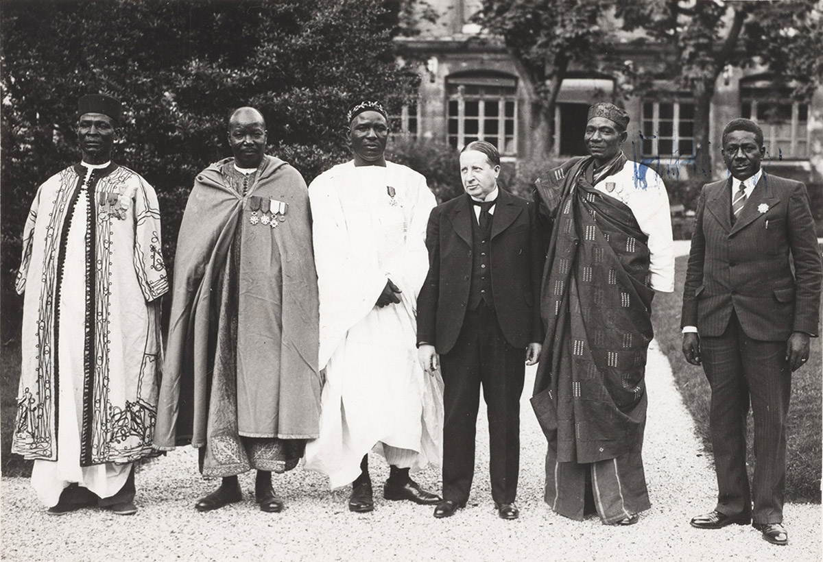 Mandel, ministre des colonies, avec des dignitaires africains, photographie, 1938