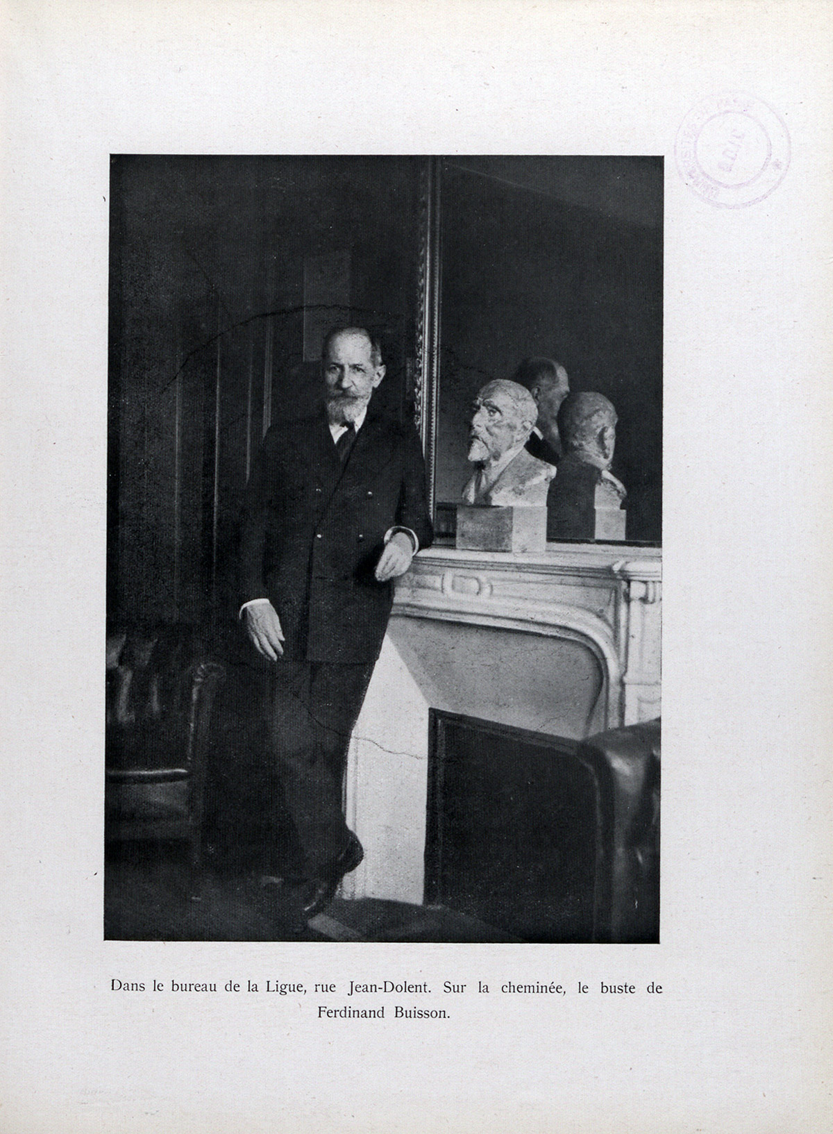Henri Guernut dans le bureau de la Ligue, rue Jean Dolent. Sur la cheminée, le buste de Ferdinand Buisson in Images d'Henri Guernut, 1951
