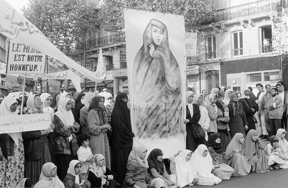 Paris. Manifestation de femmes portant le voile, 22 octobre 1989