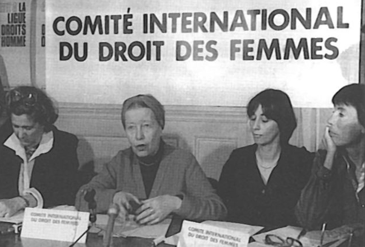 Simone de Beauvoir à la Ligue lors d'une conférence de presse sur le sort des femmes en Iran en 1979, photographie in supplément d'Hommes & Libertés n°128